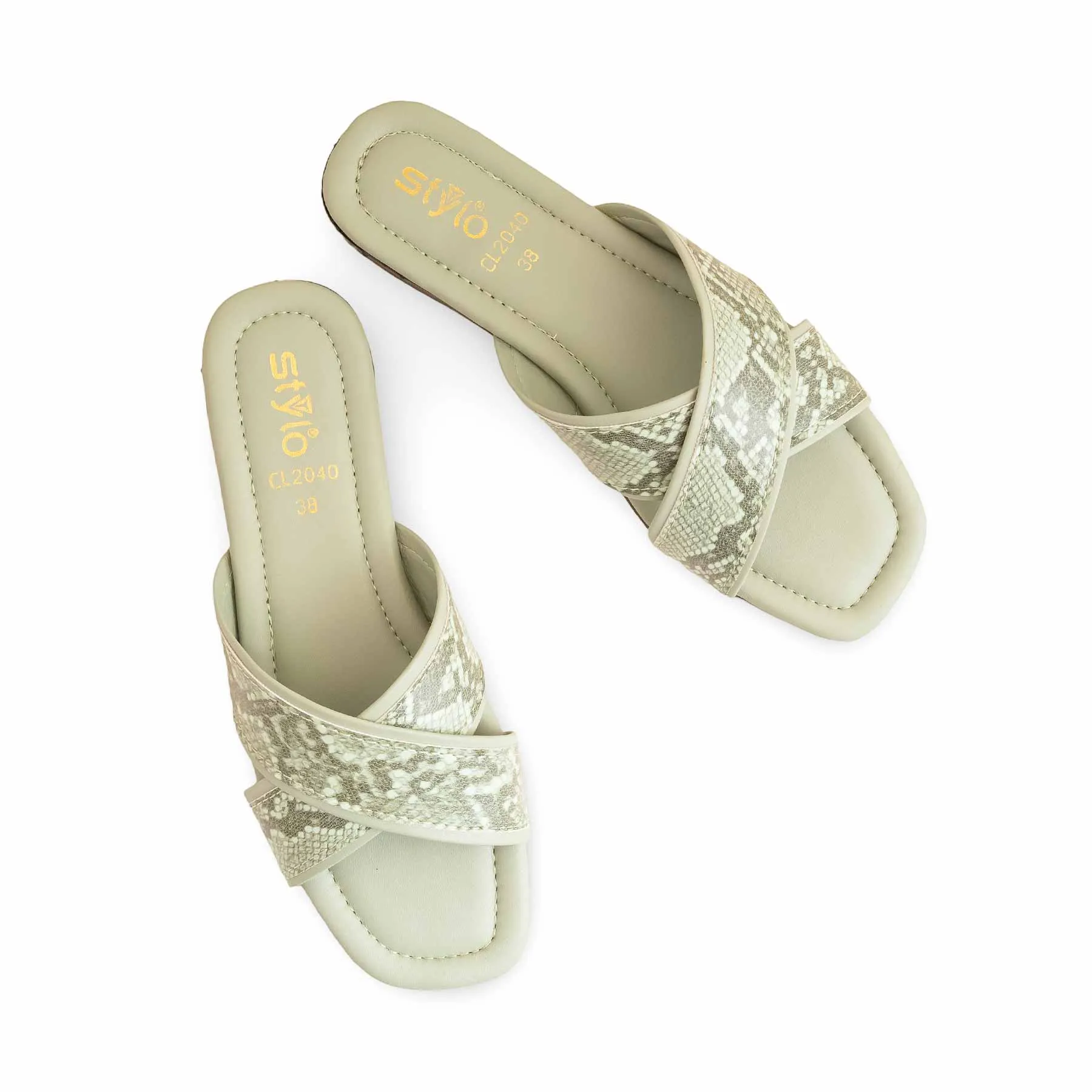 Edgy Flat Shoes Green Casual Slipper For Ladies CL2040