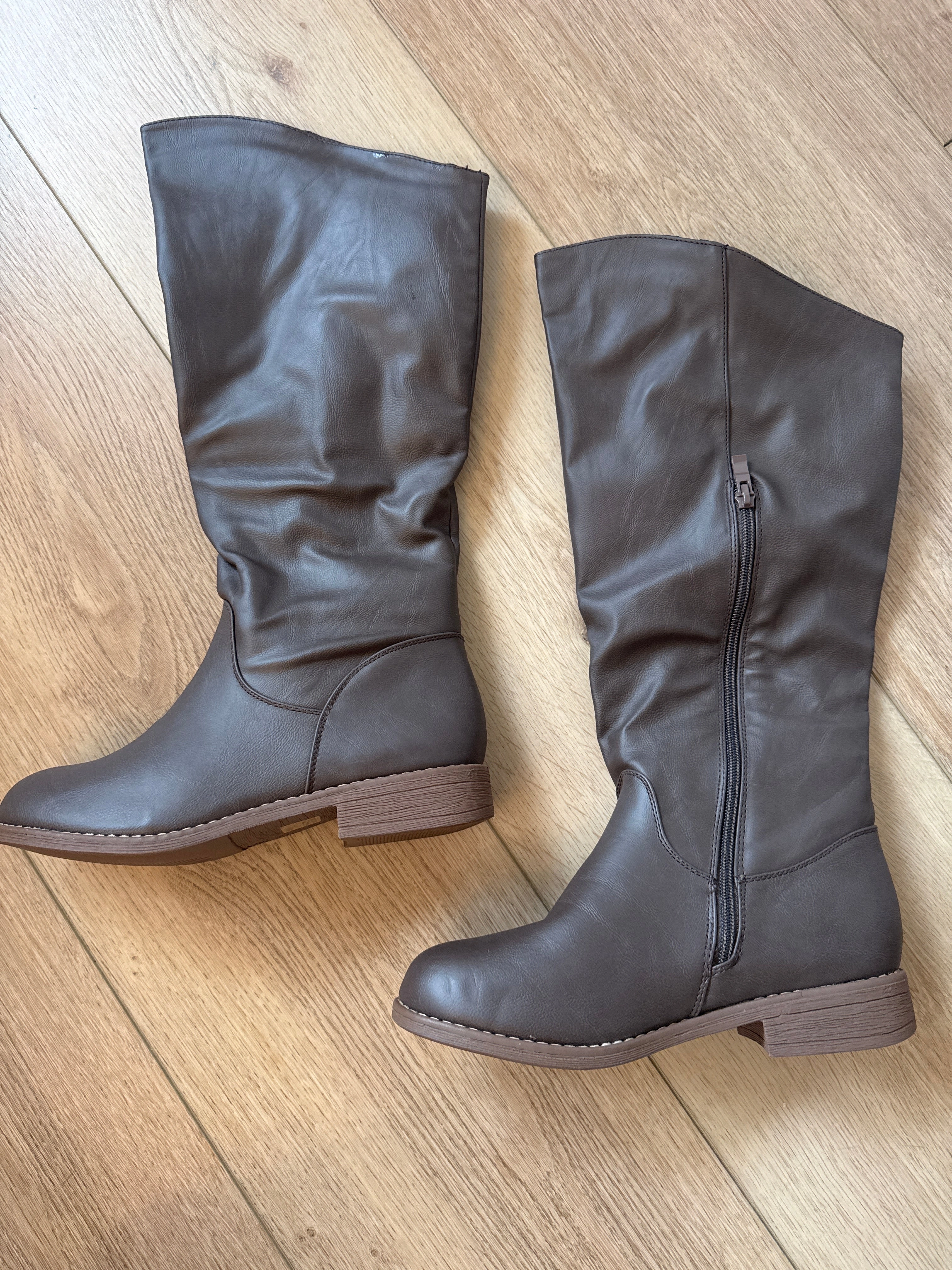 Short Leather Boots NEW Journee Collection Brown Tall Riding Boots - Shoes: 8 (Adult)