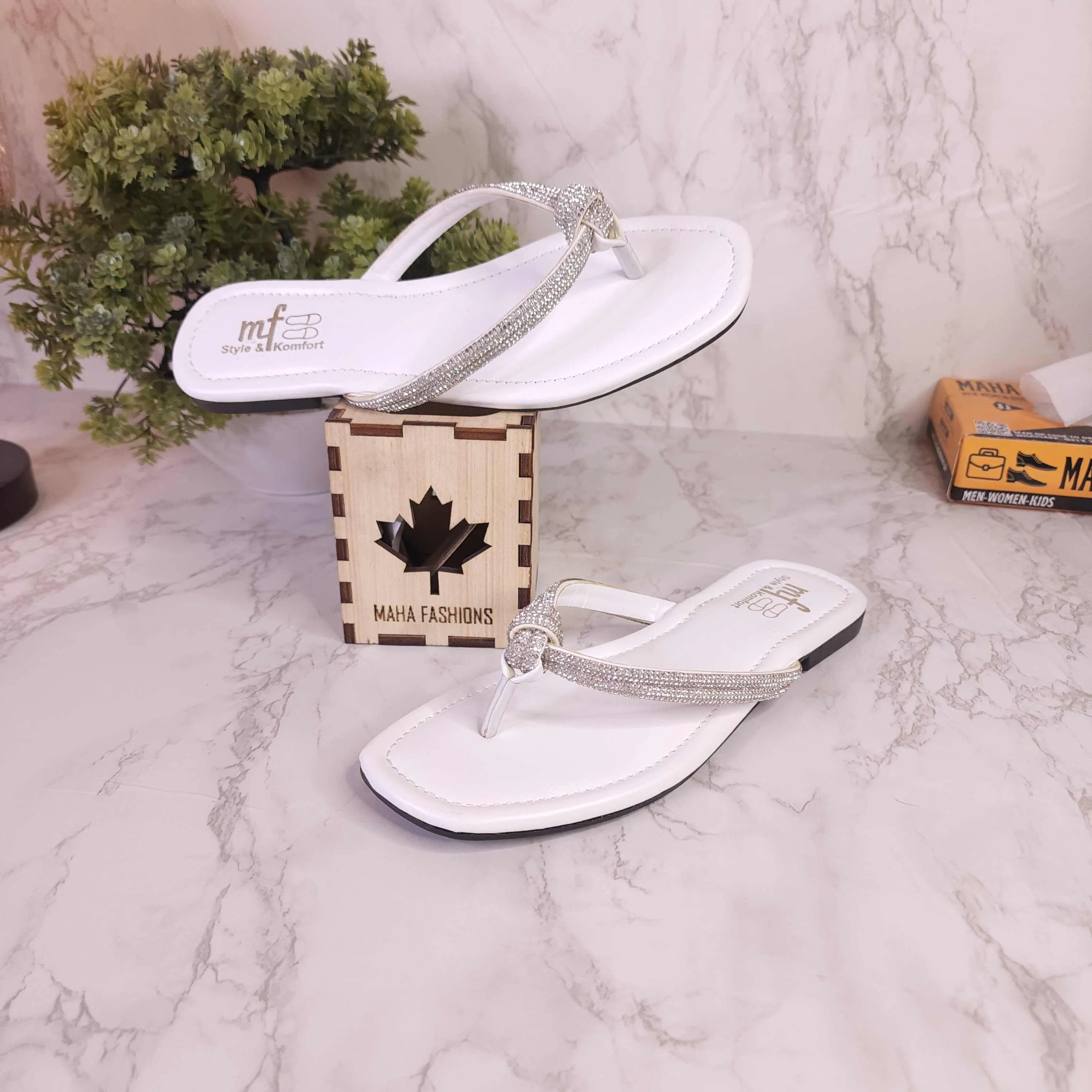 Embroidered Flat Shoes White Slipper in Flat