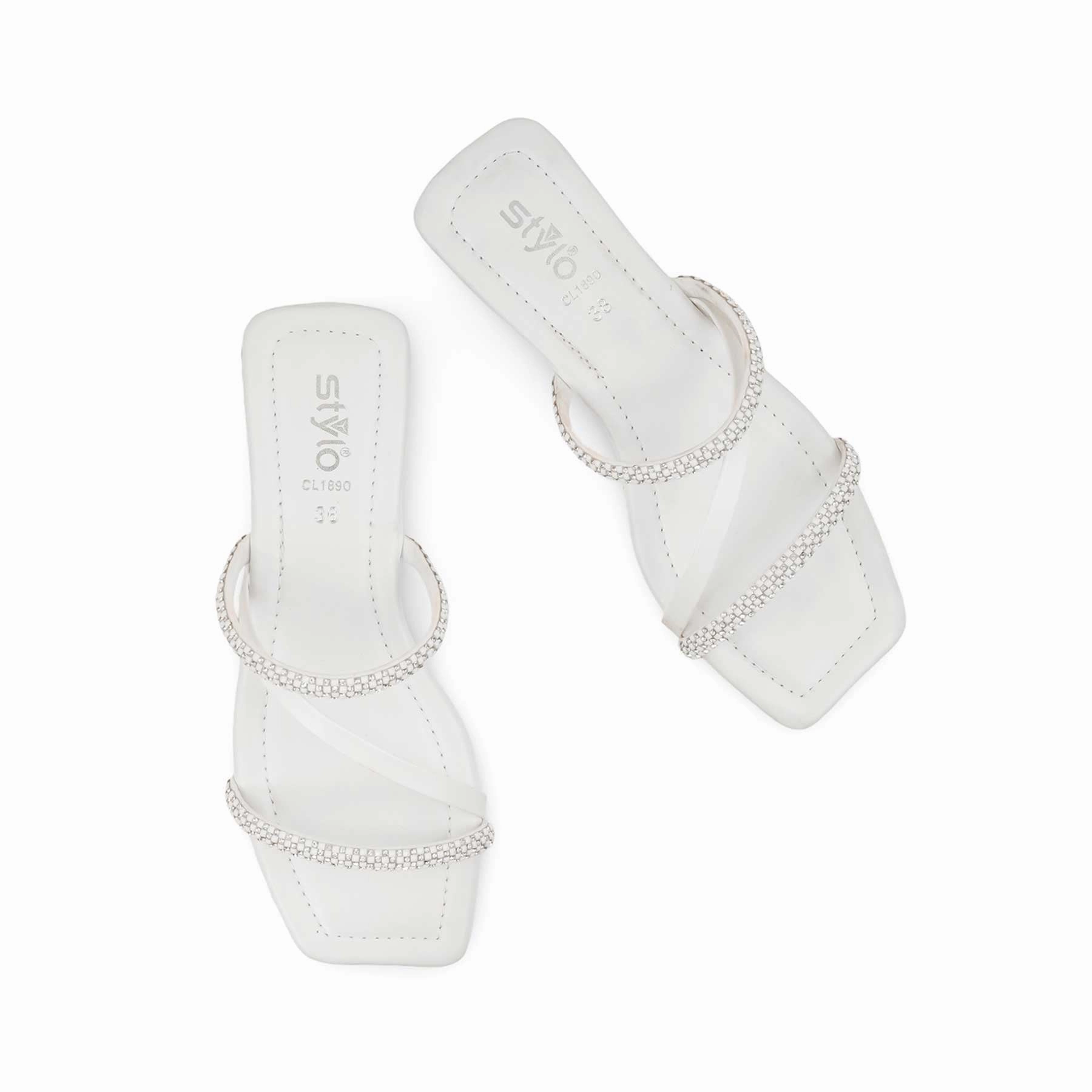 White Casual Chappal CL1890 Defy Sp Casual Shoes